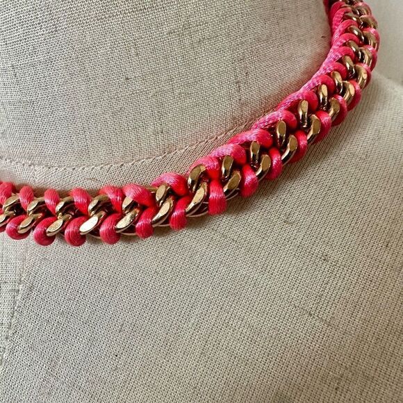 Pink and gold tone twisted chain necklace - Picture 2 of 7